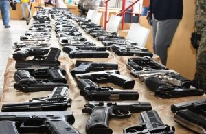 Recuperan 300 armas de oficiales fallecidos retenidas por familiares