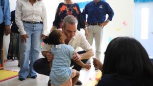 Presidente inaugura una avenida y un centro de atención de infantes