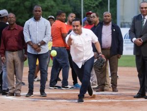 Comienza torneo de softbol con 39 equipos del Distrito Nacional