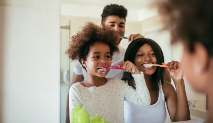 Resaltan beneficios del cepillado dental nocturno para los niños