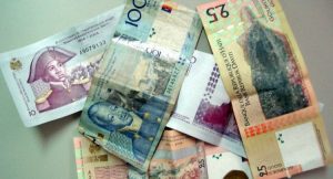 Banco Central Haití busca cómo frenar la depreciación monetaria