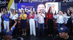 SANTIAGO: Numerosas mujeres asisten a acto de Abel Martínez