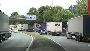 Largas colas de camiones en la frontera entre España y Francia