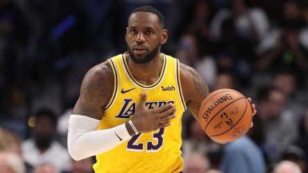 LeBron James rompe el récord de Jordan de juegos con 30 puntos