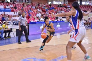 Mauricio Báez derrota San Lázaro y empata final basket femenino