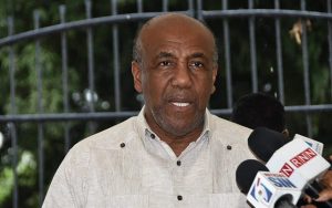 Ministro admite hay apagones pero por “fallas momentáneas»