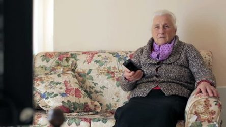 Mujeres mayores de 50 años deben evitar sentarse mucho
