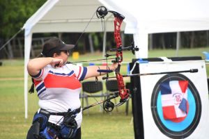 Carlina Guzmán gana bronce arco  compuesto en la Copa Merengue