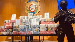Autoridades se incautan de 21 kilos cocaína y detienen 3 en AILA