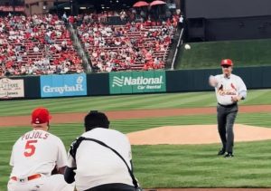 EE.UU: Leonel lanza primera bola en San Luis, invitado por A. Pujols