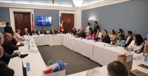 Abinader trata crisis Haití con congresistas y funcionarios EU
