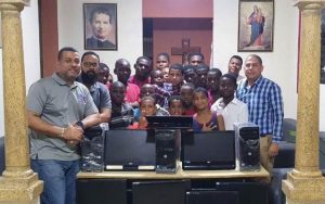 Asociación exalumnos Colegio Don Bosco dona útiles escolares