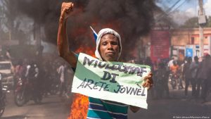 Mujeres de Haití protestan contra la violencia ante el Ministerio de Justicia