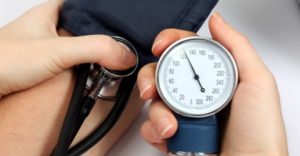 Estudio revela la presión arterial alta acelera el deterioro mental