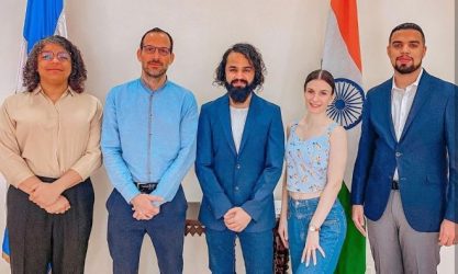 INDIA: Pareja local baila bachata visita al embajador dominicano INDIA: Pareja local baila bachata visita al embajador dominicano