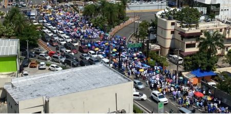 Multitud marcha contra sistema privado pensiones R. Dominicana