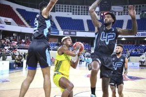 Yeison Colomé se crece en victoria del club San Carlos en basket DN