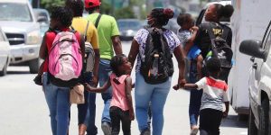 Hijos de haitianos denuncian su situación ante el Palacio Nacional