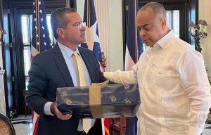 P. RICO: Gobernador entrega reconocimiento y despide a cónsul RD en SJ