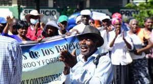 Braceros haitianos exigen frente DGM residencia permanente RD