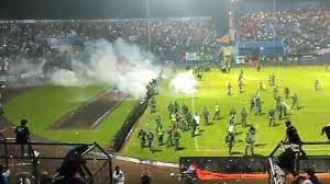 INDONESIA: Crece el enojo con la policía por tragedia en un estadio
