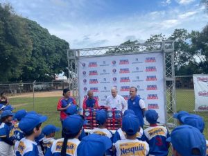 Beisbol del Caribe y Banreservas donan utilería Liga Quique Cruz