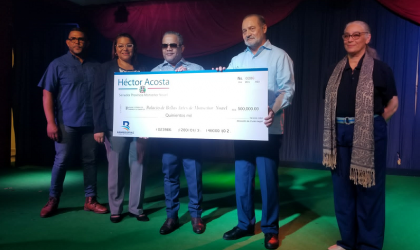 Senador Acosta dona medio millón de pesos a Bellas Artes