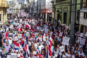 SANTIAGO: Cientos de personas participan en marcha patriótica