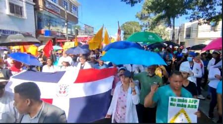 SFM: Cientos marchan en contra de los “abusos” de las ARS y AFP SFM: Cientos marchan en contra de los “abusos” de las ARS y AFP