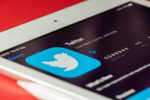 Tras campaña de odio, Twitter confirma políticas de moderación