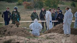 UCRANIA: Autoridades hallan más de 200 cadáveres en fosa común