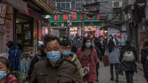 China vuelve a confinar distrito Wuhan por un rebrote covid-19