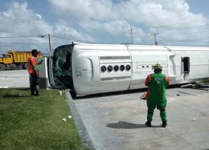 24 turistas siguen ingresados tras vuelco de autobús en Verón