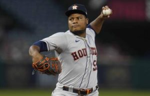 Framber Valdez supera a Luis Severino en duelo de dominicanos