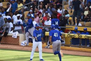 Licey derrota a las Aguilas en la  pretemporada beisbol en Santiago