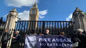REINO UNIDO: Hacen cadena humana en defensa de Assange