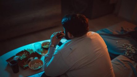 Comer tarde aumenta el riesgo de obesidad, según nuevo estudio Comer tarde aumenta el riesgo de obesidad, según nuevo estudio