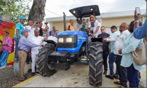 HATO MAYOR: FEDA entrega un tractor a productores de tabaco