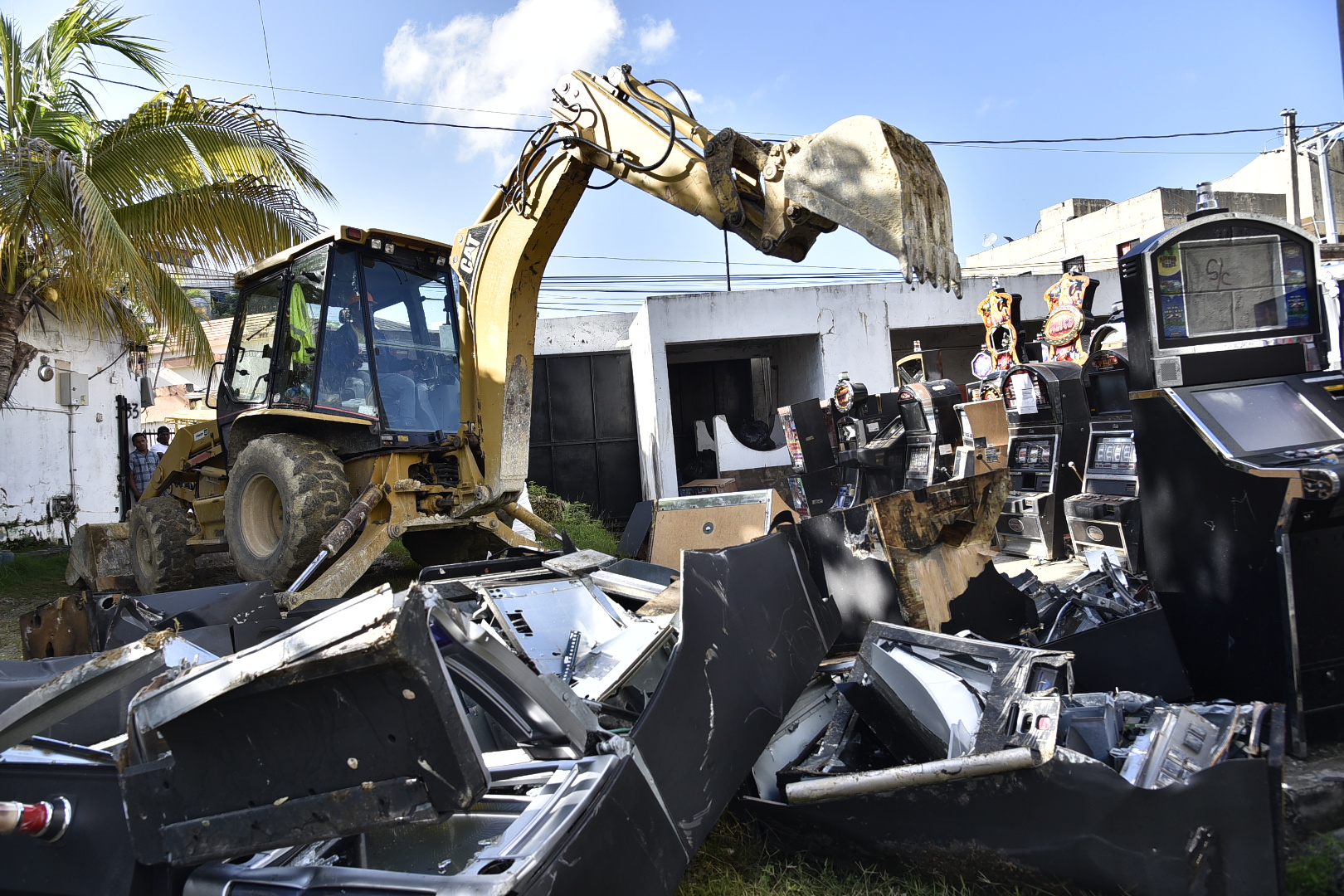 Hacienda destruye 2,338 equipos juegos de azar ilegales imagen