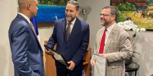 NY: Cónsul Eligio Jaquez recibe proclamas por aniversario Constitución RD