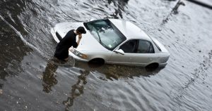 Darán hasta RD$100 mil a dueños vehículos «ahogados» por lluvias