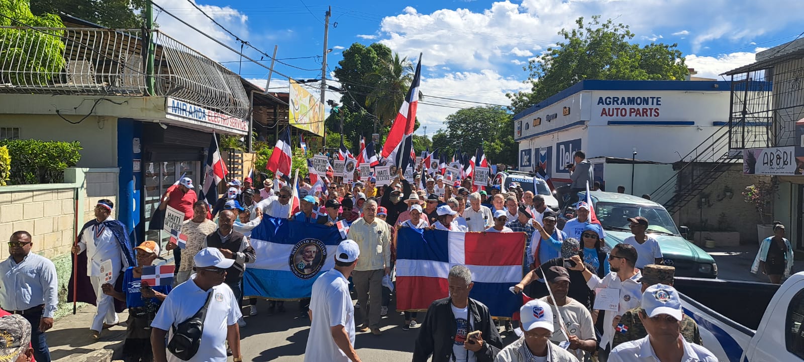 AZUA: Cientos de la región sur participan en “Marcha Patriótica» imagen