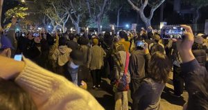 CHINA: Cientos de manifestantes protestan por política COVID Zero