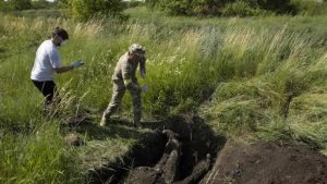 Ucrania: Hallan más de mil 500 nuevas tumbas cerca Mariúpol