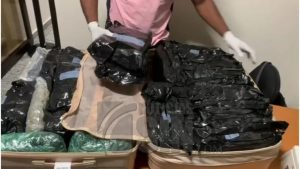 La DNCD halla dos maletas con 67 paquetes de marihuana en el AILA