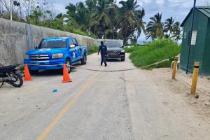 Autoridades retienen camioneta obstruía acceso una playa del Este