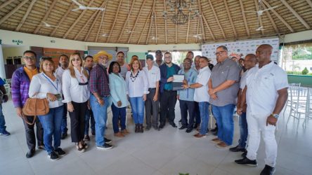 Gobierno aporta 1.5 millones a finca experimental UASD Hato Mayor Gobierno aporta 1.5 millones a finca experimental UASD Hato Mayor
