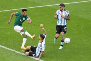 EU y Gales empatan; Arabia pasa Argentina en Mundial de Fútbol