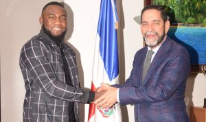 NUEVA YORK: Campeón mundial de boxeo visita consulado dominicano