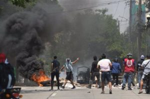 BOLIVIA: Manifestantes destruyen comisaría en protestas Santa Cruz